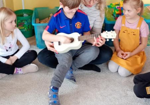 Paweł gra na ukulele