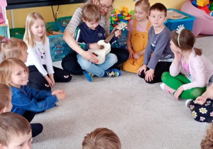 Tobiasz gra na ukulele