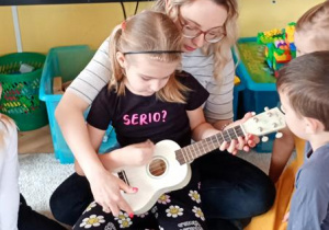 Martynka gra na ukulele