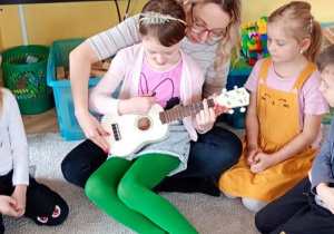 Róża gra na ukulele