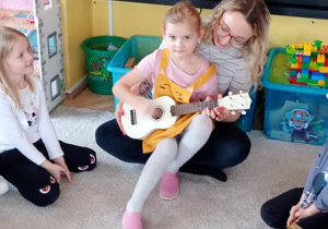 Natalka gra na ukulele