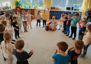 Delfinki śpiewają Sto lat Marysi