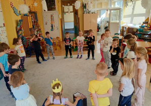 Cała grupa Delfinków świętuje urodziny Marysi