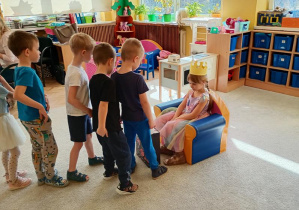 Błażej częstuje się słodyczami