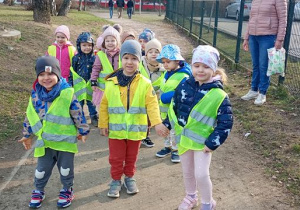 Sara, Olek, Wojtek, Staś, Milanka, Bianka, Julek, Wiktor, Tymek, Małgosia, Matvi, wybierają sie na spacer w poszukiwaniu zwiastunów wiosny.