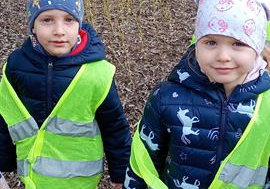 Sara, Julek i Wiktor szkają wiosny.