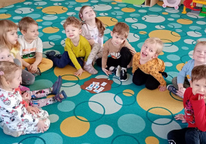 Wojtek, Sara, Bianka, Tymek, Milana, Staś, Wiktor, Matvii, Julek, Weronika odkładają zjawiska pogodowe do garnka