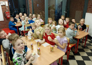 Grupa Delfinków zjada pyszny poczęstunek