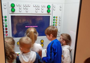 Dzieci próbują odlecieć w kosmos