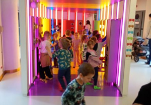 Dzieci w tunelu multisensorycznym