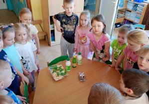 Delfinki oglądają produkty ekologiczne