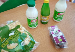 Produkty ekologiczne (keir, morele, chrupki, sok z cytryny)