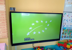 Oglądanie znaku EKO na tablicy multimedialnej
