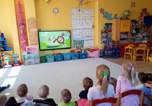 Dzieci ogladają film edukacyjny