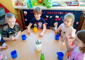 Dzieci próbują sok z cytryny