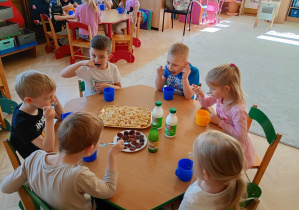 Delfinki próbują sok ekologiczny