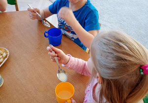 Mikołaj i Nadia próbują sok ekologiczny
