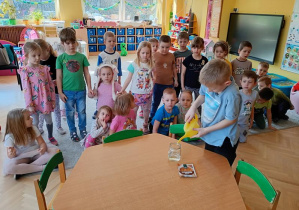 Staś wlewa wodę do słoika