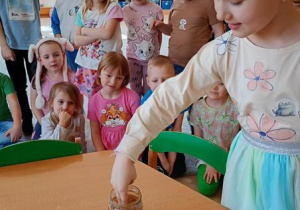 Róża wkłada palce do cynamonu i wody