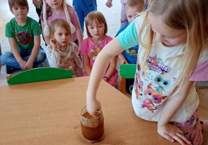 Nadia wkłada palce do cynamonu i wody