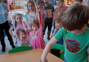 Paweł wkłada palce do cynamonu i wody