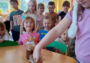 Iga wkłada palce do cynamonu i wody