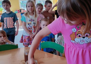Róża wkłada palce do cynamonu i wody