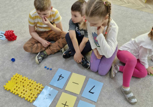 starszaki rozwiązują równania matematyczne na dywanie