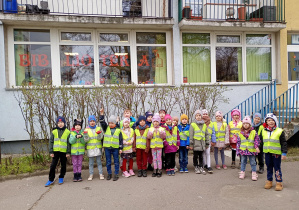 Puchatki pozują do zdjęcia grupowego przed biblioteką