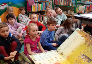 Puchatki słuchają książkę o borsuku czytaną przez panią bibliotekarkę