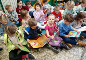 Puchatki oglądają książki o Basi