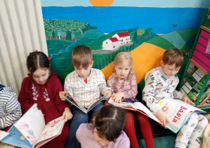 Dzieci oglądają książki o Basi