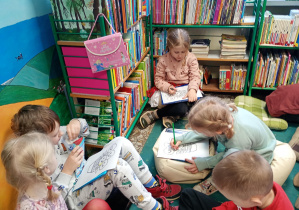 Puchatki kolorują kolorowanki z doniczką i kwiatami
