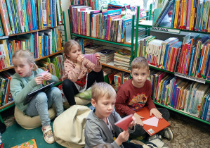 Dzieci składają papier w kształt tulipana