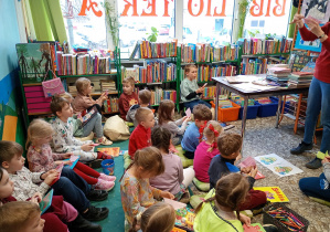 Puchatki składają papier w kształty tulipanów