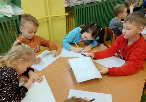 Puchatki rysują owieczki według wzoru