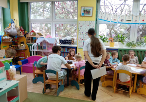 Puchatki rysują według instrukcji podawanych przez starszych kolegów