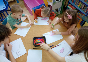 Puchatki rysują świnki