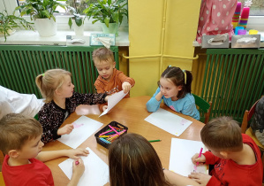 Puchatki rysują wspólne obrazki przedstawiające zwierzęta