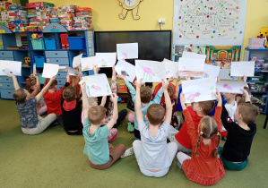 Puchatki pokazują swoje wspólne obrazki ze zwierzętami