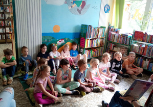 Puchatki słuchają opowieści "O Wilku, który wypadł z książki"