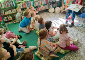 Puchatki rozmawiają z panią bibliotekarką na temat tworzenia książki
