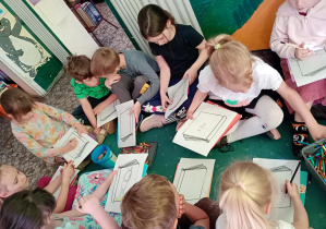 Puchatki rysują okładki swoich wymyślonych książek