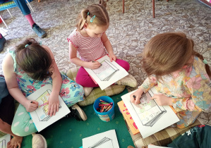 Dziewczynki projektują okładki swoich książek