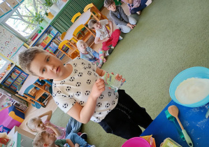 Chłopiec wsypuje sodę do miski