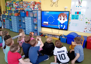Dzieci oglądają film edukacyjny o UE