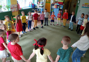 Dzeci poruszają się w kole wiązanym do hiszpańskiej piosenki