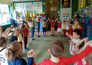 Puchatki pokazują ruchem tekst piosenki w języku hiszpańskim