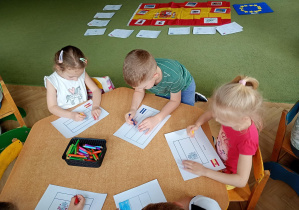 Dzieci kolorują flagi państw, w których można porozumieć się w języku hiszpańskim