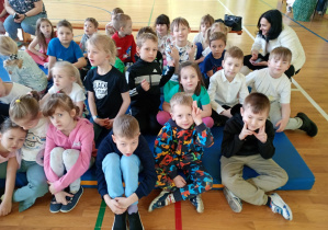 Dzieci słuchają recytacji wierszy Juliana Tuwima
